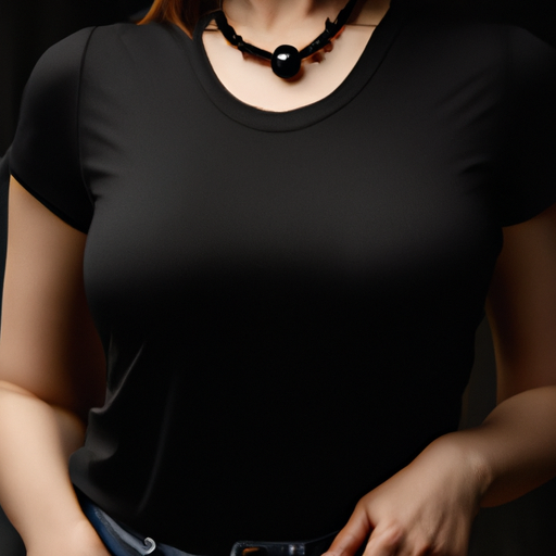 תמונה של אישה לובשת חולצת לייקרה שחורה עם ג
